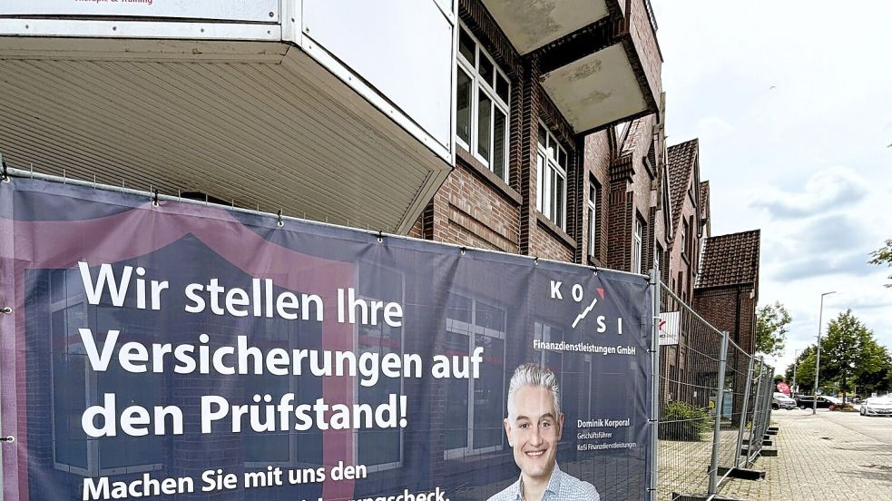 Das ehemalige Fehn-Hotel an der Hauptstraße mitten im Wiesmoorer Stadtkern wäre ein Kandidat für den Bau-Turbo. Dort sollen 48 Wohnungen entstehen. Doch dafür fehlt noch die Genehmigung. Foto: Nicole Böning