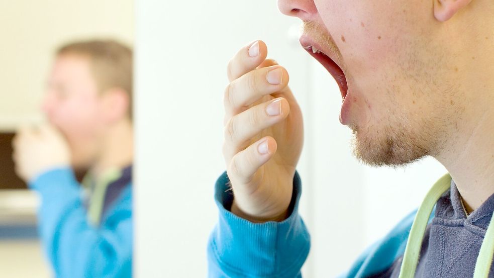 Ein Patient gähnt im Schlaflabor des Universitätsklinikums Münster. (Archivbild) Foto: Friso Gentsch/dpa