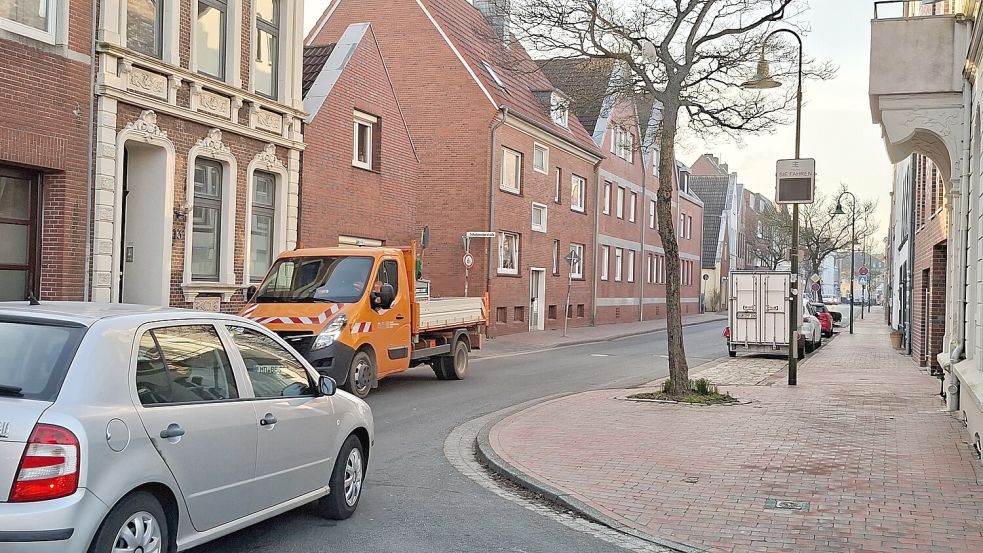 Die Ausbuchtungen an der Friedrich-Ebert-Straße wurden einst gebaut, damit die Autofahrer nicht so schnell fahren. Doch: Dadurch stockt der Verkehr häufig, die Autos bleiben länger in der Straße. Foto: Mona Hanssen