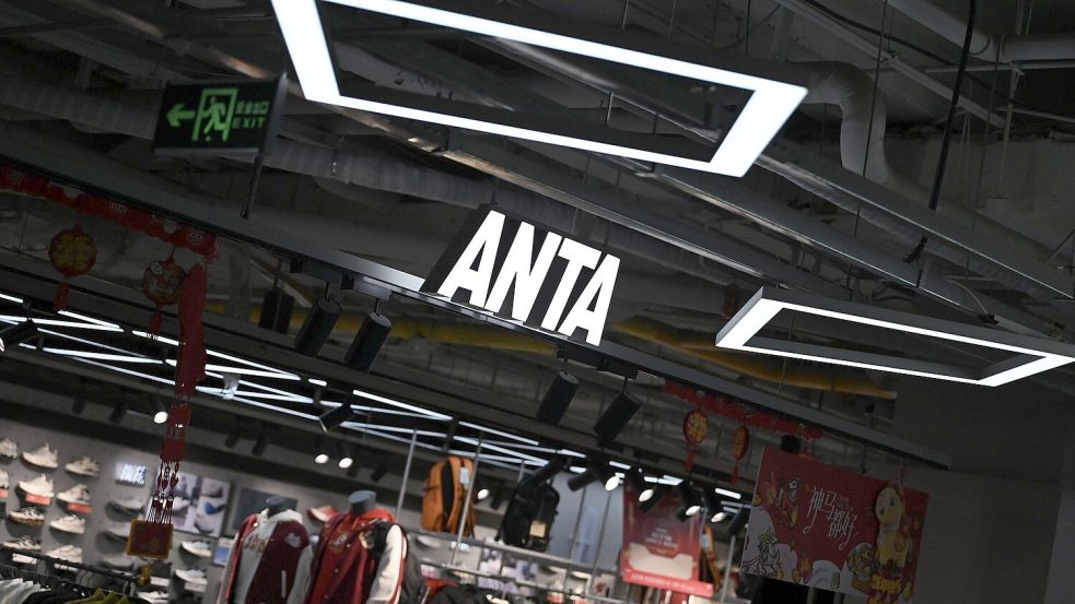 Das Logo des Anta-Konzerns in einem chinesischen Einkaufszentrum. Foto: dpa/Johannes Neudecker