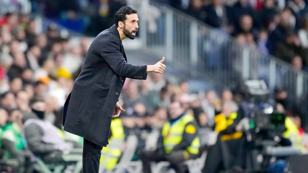 Trainer Álvaro Arbeloa steht bei Real Madrid in der Kritik. (Archivbild) Foto: Jose Breton/AP/dpa