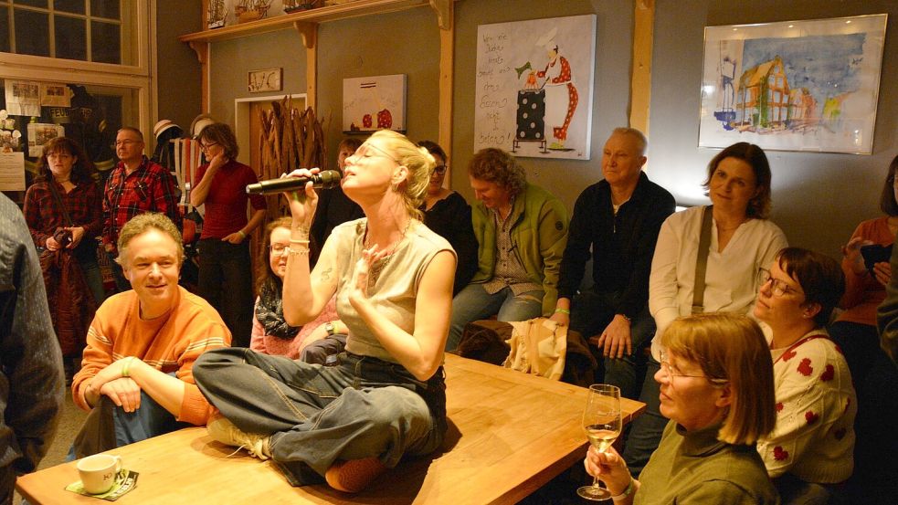 Wenn der Tisch zur Bühne wird: Maike Hoffmeister begeisterte das Publikum im Haus Hamburg. Foto: Karin Eden