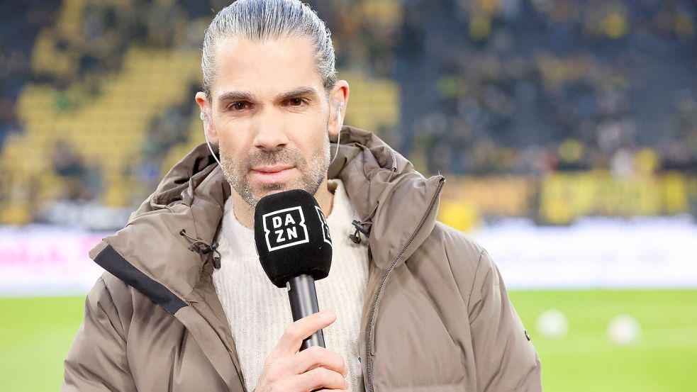 Moderator Daniel Herzog berichtet bereits seit 2016 aus den Bundesliga-Stadion für den Streamingdienst DAZN. Foto: IMAGO/Eibner