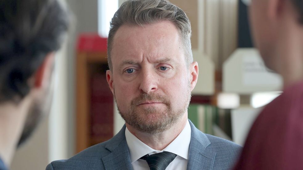 Harald Nowack, Oberstaatsanwalt und Pressesprecher der Staatsanwaltschaft Rostock, unterrichtete die Öffentlichkeit über die Anklage. Foto: Bernd Wüstneck