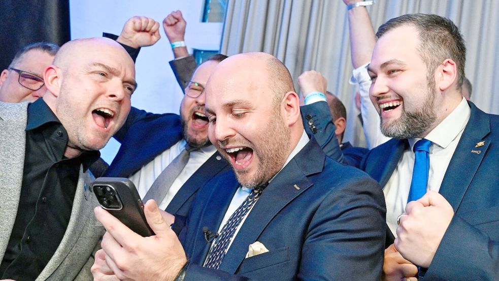 AfD-Spitzenkandidat Markus Frohnmaier freut sich am Wahlabend über die ersten Zahlen. Foto: Uwe Anspach
