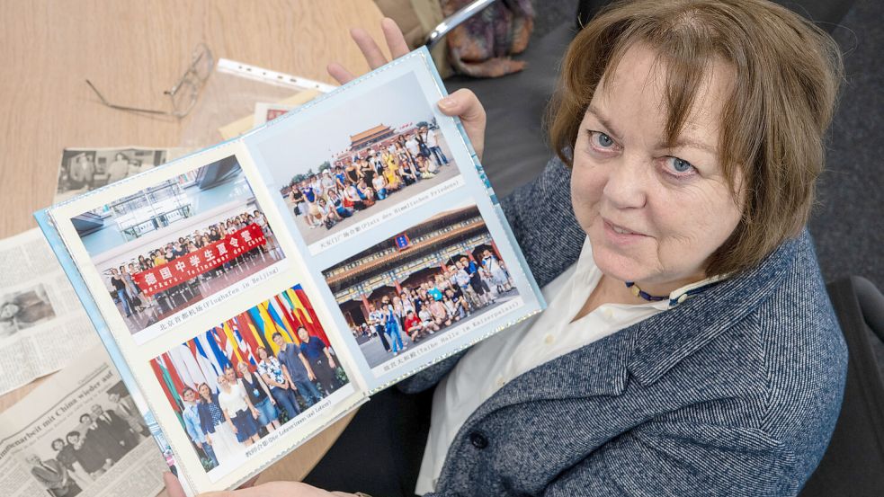 Seit vielen, vielen Jahren immer wieder zu Besuch in China: Hillgriet Eilers durchstöbert für uns ihre Fotoalben. Foto: Klaus Ortgies