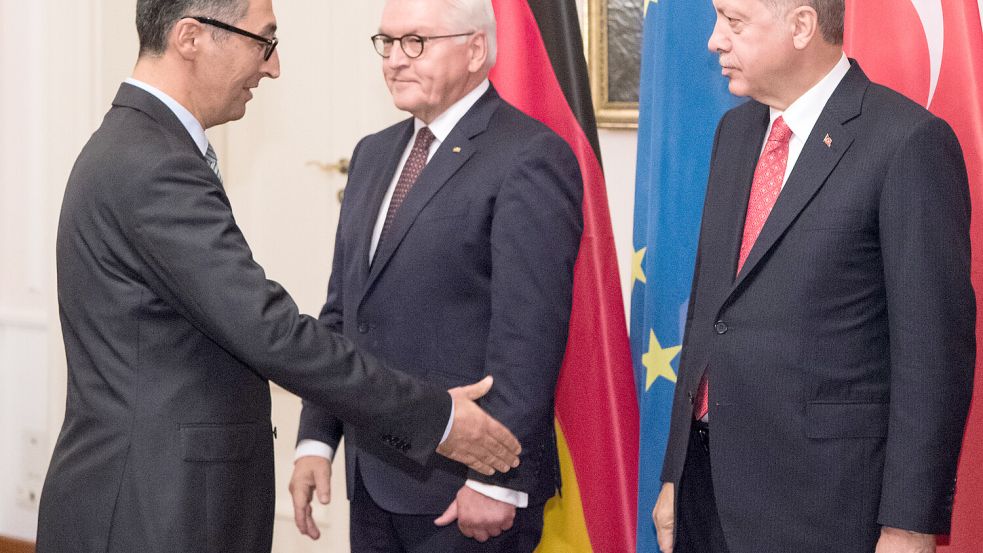 Er ist Grüner, doch grün sind sie sich nicht: Cem Özdemir (links) und der türkische Staatspräsident Recep Tayyip Erdoğan (rechts) wahren bei offiziellen Anlässen zwar Anstand, doch immer wieder kommt es zu Kritik aus beiden Richtungen. Foto: dpa
