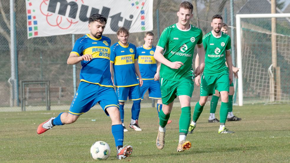 Der SC Rhauderfehn/Langholt (links) verlor in Heisfelde mit 0:4. Foto: Heiner Lohmann