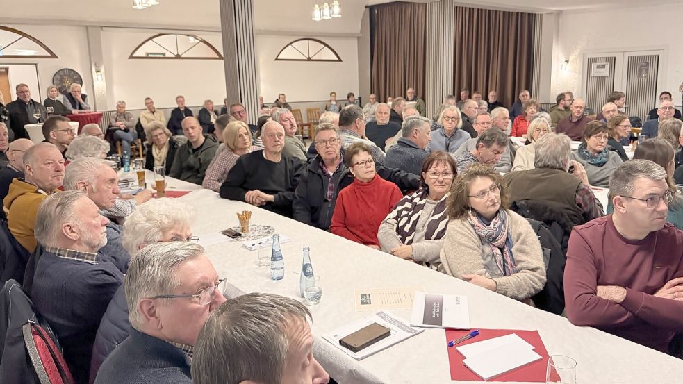 Im Februar erschienen rund 140 Gegner der Bahn-Reaktivierung im Saal von Herbers in Moordorf.Foto: Holger Janssen