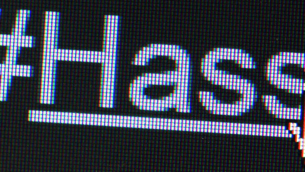 Nachdem sie den Tod ihres Babys öffentlich gemacht hatten, begegnete dem Pärchen eine Welle des Hasses, berichtet Influencerin Lisa-Marie Straube. (Symbolbild) Foto: Lukas Schulze/dpa