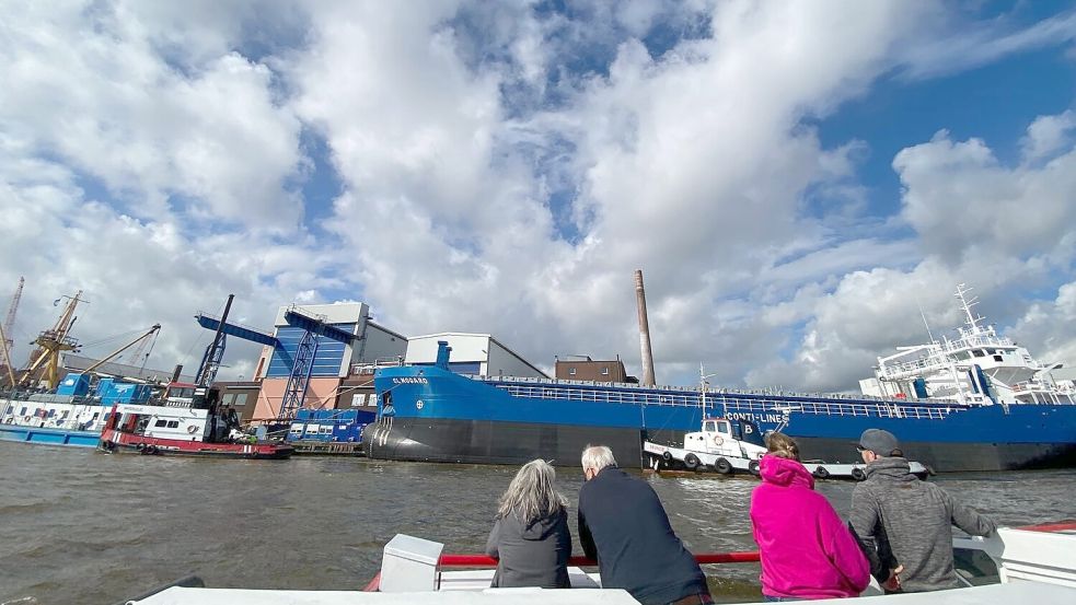 Per Schiff durch den Hafen Emden - ein ganz besonderes Erlebnis und gar nicht unerschwinglich. Foto: Melanie Hanz