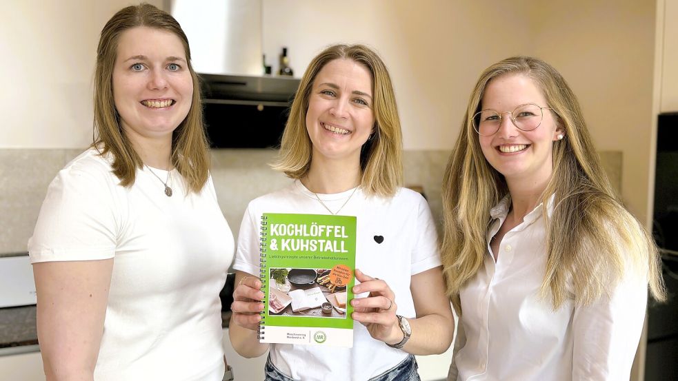 Maike Frerichs (von links), Ann-Katrin Meinen und Rebecca Weber vom Maschinenring Nordwest in Wiesmoor haben „Kochlöffel & Kuhstall“ entwickelt und redaktionell bearbeitet. Foto: Nicole Böning