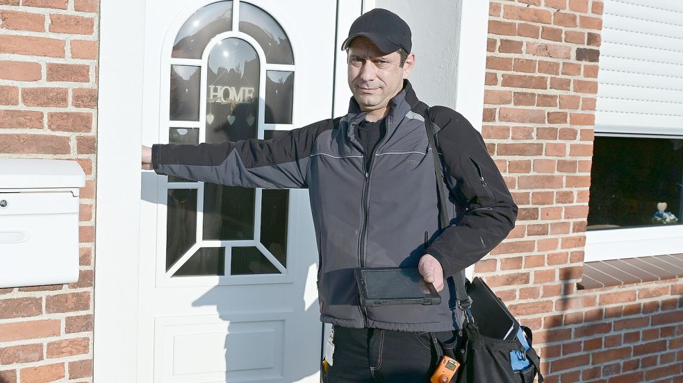 Monteur Christoph Schimpf auf Hausbesuch in Eilsum. Dort überprüft er, ob die Gasgeräte bereit für die Umstellung von L-Gas auf H-Gas sind. Fotos: Heinz Wagenaar