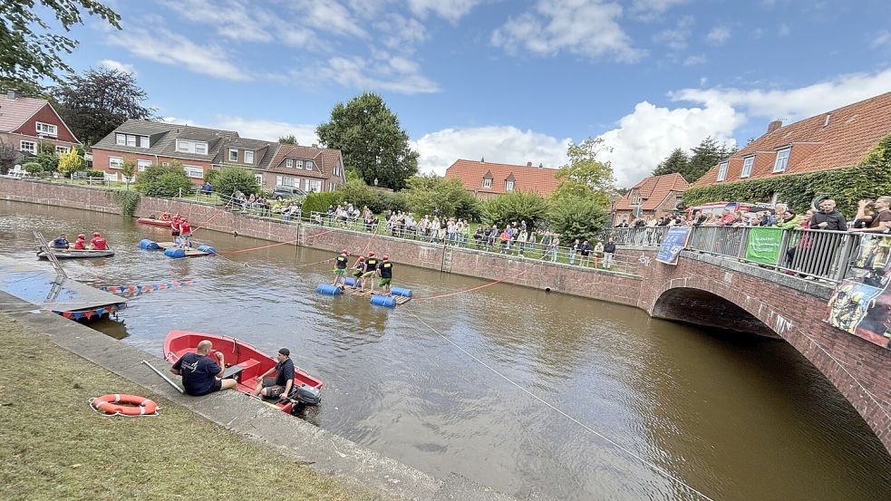 Hinte übt sich in neuen Veranstaltungen: Das Floß-Tauziehen der Feuerwehr im vergangenen Sommer lockte viele Schaulustige – das neue Acht-Dörfer-Fest soll die Gemeinde ebenso beleben. Foto: Hannah Weiden/Archiv