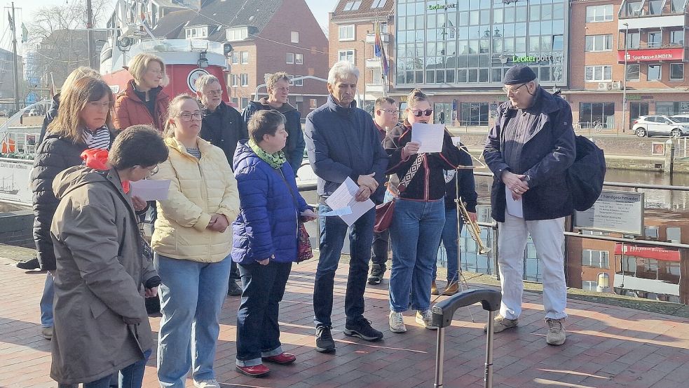 Mitglieder der Kreativen Schreibwerkstatt der Emder Lebenshilfe lasen aus der Biografie von Gerhard Müller vor. Er wurde in der NS-Zeit wegen „Schwachsinns“ zwangssterilisiert. Foto: Gabriele Harff-König/BBS1