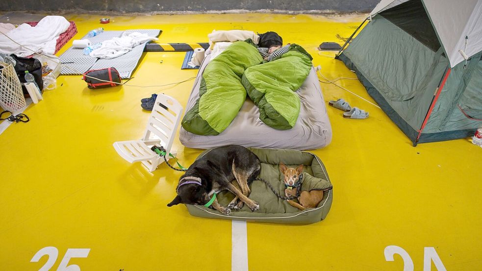 Viele Menschen in Israel schlafen derzeit in Tiefgaragen oder Schutzräumen. (Archivbild) Foto: Oded Balilty/AP/dpa