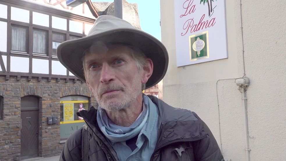 Meteoritenjäger Thierry Monter ist aus Frankreich zum Einschlagort in Koblenz angereist. Foto: Sascha Ditscher/dpa