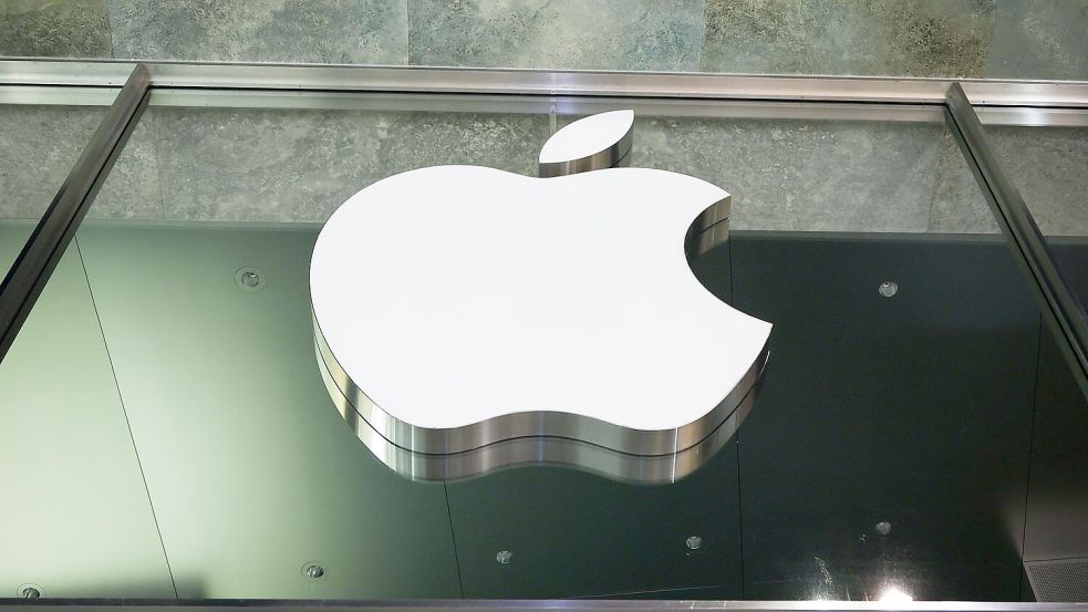 Die deutsche Medien- und Werbewirtschaft möchte Apple die App-Tracking-Abfrage auf iPhones durch das Bundeskartellamt untersagen lassen. (Archivbild) Foto: Christian Charisius