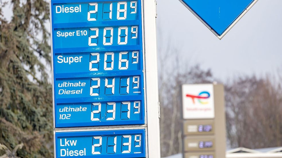 Am Montag kostete Super E10 im Tagesdurchschnitt mehr als 2 Euro. (Foto Archiv) Foto: Frank Hammerschmidt