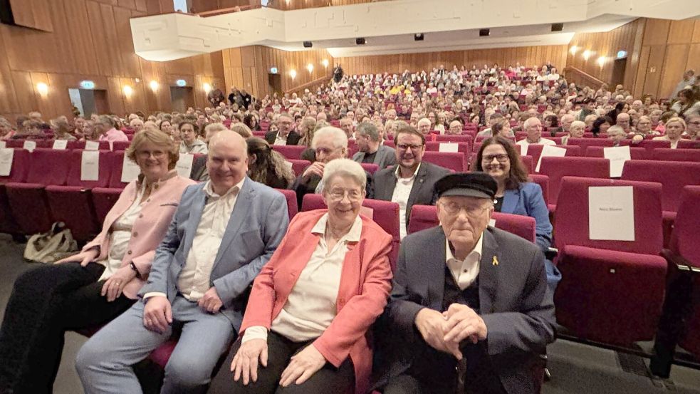 Albrecht Weinberg (von rechts) saß mit Gerda Dänekas, Bürgermeister Claus-Peter Horst und dessen Ehefrau Edith in der ersten Reihe. Foto: Jonas Bothe