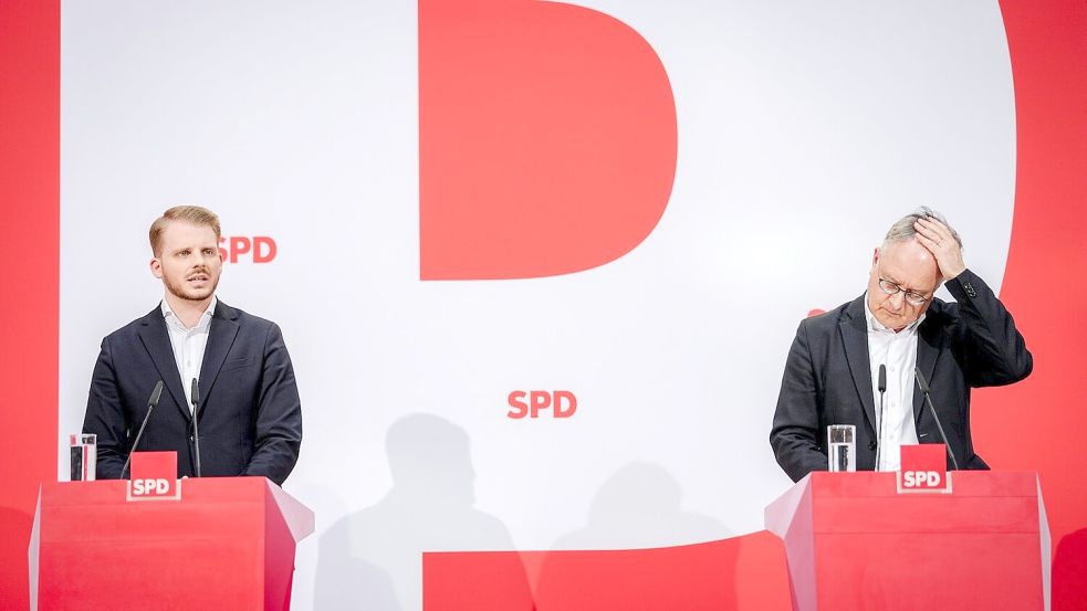 Tim Klüssendorf (links), SPD-Generalsekretär, und Andreas Stoch, Spitzenkandidat der SPD für die Landtagswahl in Baden-Württemberg, geben im Willy-Brandt-Haus eine Pressekonferenz. Foto: Kay Nietfeld/dpa