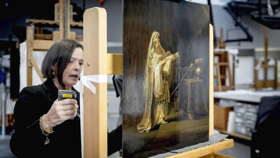 Ein Werk des Meisters: Das Gemälde, das den Vater von Johannes dem Täufer zeigt, stammt von Rembrandt. Foto: IMAGO/Koen van Weel