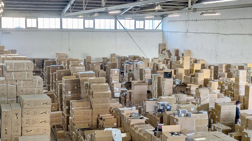 Immer mal wieder hebt der Zoll Lager mit großen Mengen an illegalen E-Zigaretten aus, hier ein Beispiel aus Neuss (NRW) Ende 2024. (Archivbild) Foto: Zollfahndungsamt Essen/dpa