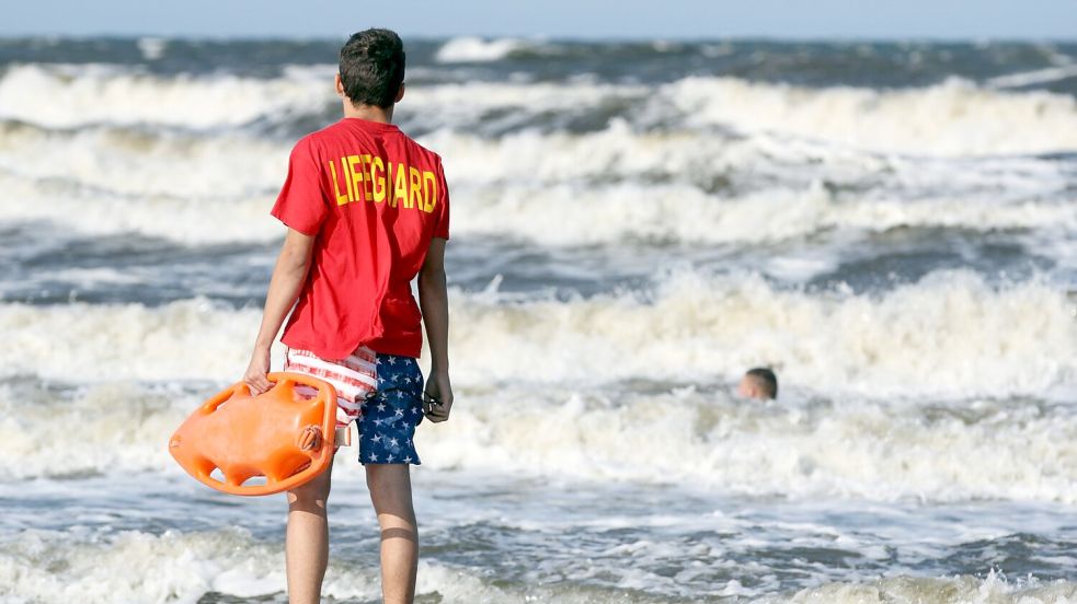 Mindestens 393 Menschen sind im vergangenen Jahr bei Badeunfällen gestorben - 18 weniger als 2024. (Symbolbild) Foto: Tilo Wallrodt/dpa-Zentralbild/dp