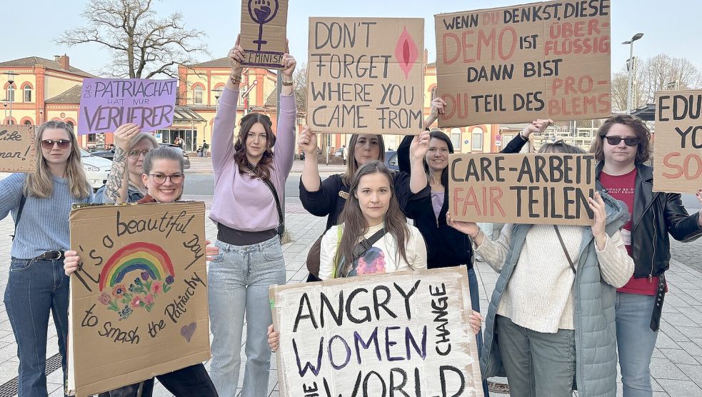 Etwa 150 Menschen zogen am Montag beim „Frauen*streik“ durch Leer. Foto: Jasmin Oltmanns