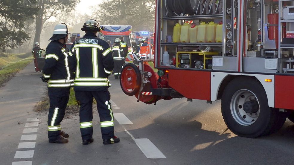 Zu einem Frontalzusammenstoß zweier Fahrzeuge kam es am Dienstagmorgen auf der Bundesstraße 438 zwischen den Rhauderfehner Ortschaften Collinghorst und Marienheil. Foto: Astrid Fertig
