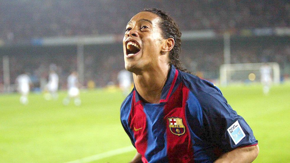 Die Trikots des Ex-Fußballstars Ronaldinho aus seiner Zeit beim FC Barcelona sind bei Fans begehrt. Foto: IMAGO/Panoramic by PsnewZ