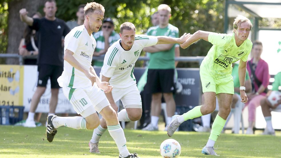 Im Hinspiel kam GW Firrel (rechts Tristan Darsow) gegen Mühlen unter die Räder. Foto: Jens Doden/ Emden