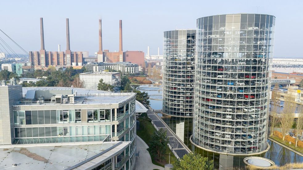 Das VW-Stammwerk in Wolfsburg gilt als eine der größten Fabriken der Welt. Laut VW hat es inzwischen konzernweit die geringsten Fabrikkosten in Deutschland. Foto: Julian Stratenschulte