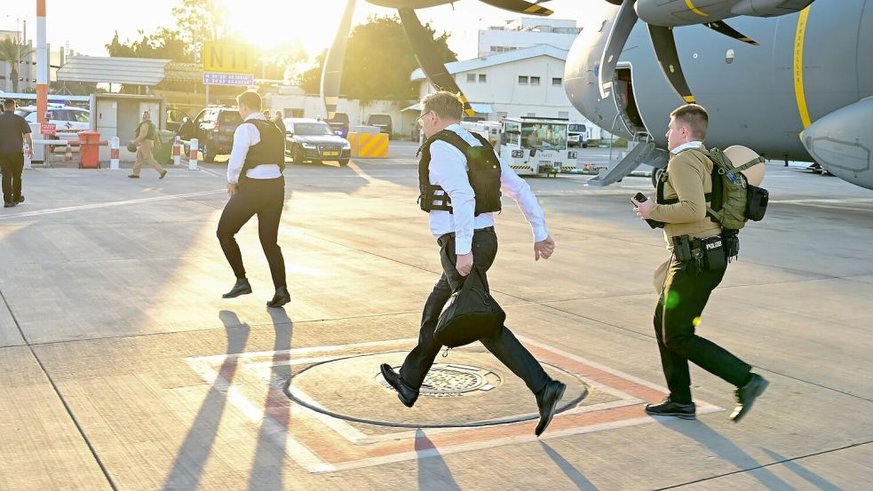 Kurz vor Ende des Besuchs muss Wadephul wegen eines Voralarms das Flugzeug verlassen. Foto: Sebastian Christoph Gollnow/dpa