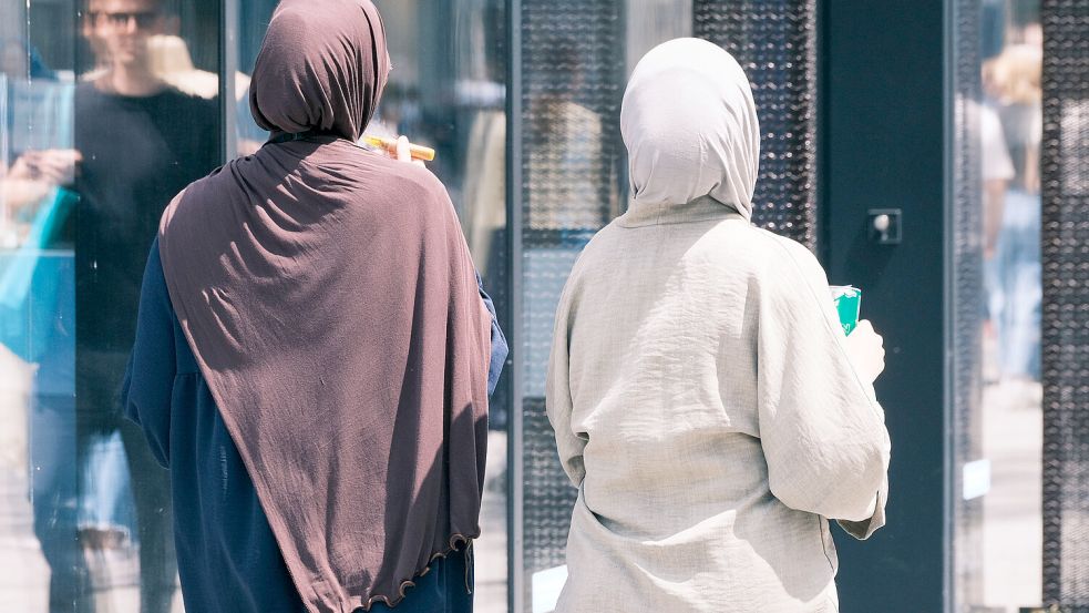 Musliminnen mit Kopftuch sind in Deutschland besonders stark von Diskriminierung betroffen. Foto: IMAGO/Michael Gstettenbauer