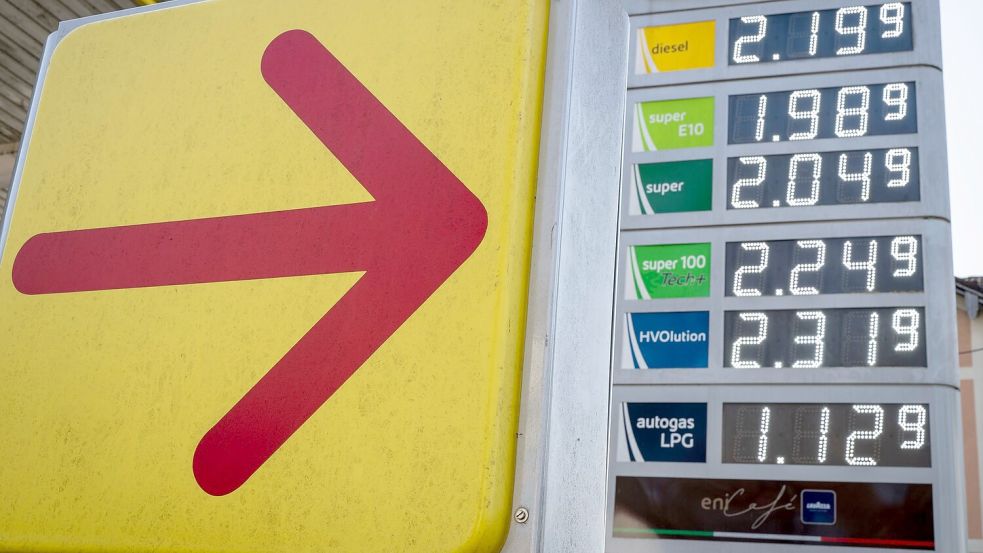 Trotz sinkender Ölpreise ziehen die Spritpreise weiter an. Foto: Peter Kneffel/dpa