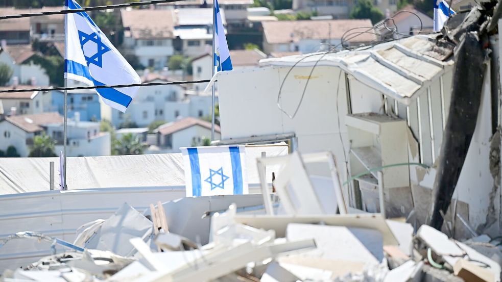 Israelische Fahnen an Ort eines iranischen Raketenangriffs in Beit Schemesch. Foto: Sebastian Christoph Gollnow