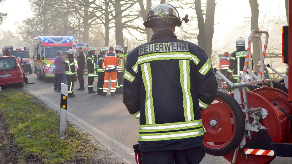 Zu einem Frontalzusammenstoß zweier Fahrzeuge kam es am Dienstagmorgen auf der Bundesstraße 438 zwischen den Rhauderfehner Ortschaften Collinghorst und Marienheil. Polizei, Feuerwehr, Rettungsdienst und Notarzt waren vor Ort im Einsatz. Foto: Astrid Fertig