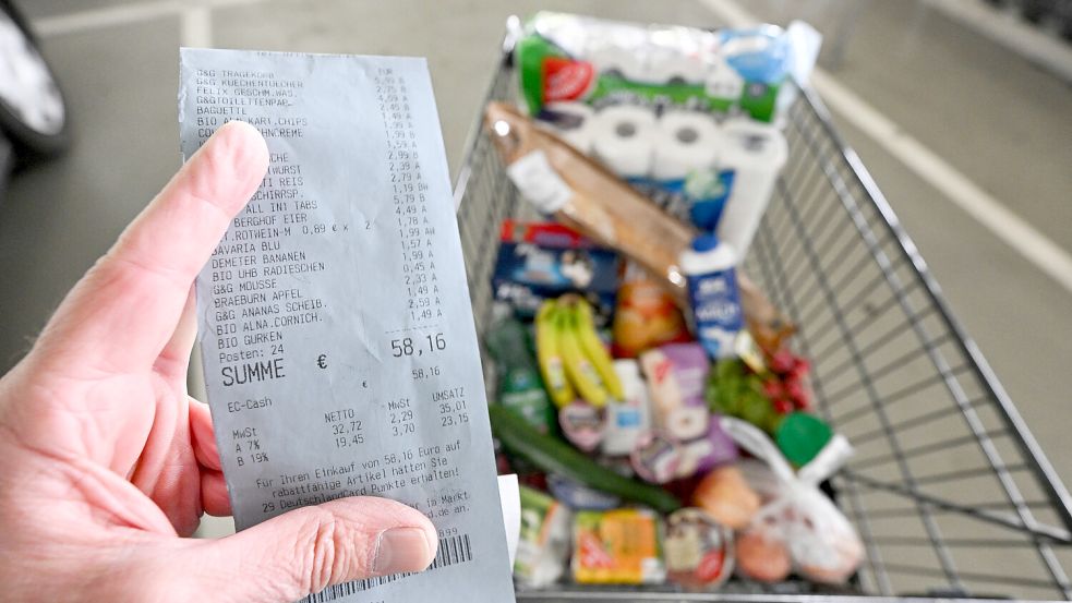 Der Blick auf den Kassenzettel nach dem Einkauf im Supermarkt ist selten eine Freude. Foto: Weißbrod/dpa