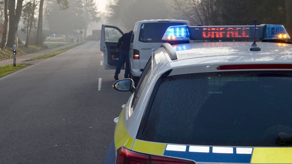 Die Bundesstraße 438 zwischen Collinghorst und Marienheil war während der Rettungs- und Bergungsarbeiten gesperrt. Foto: Astrid Fertig