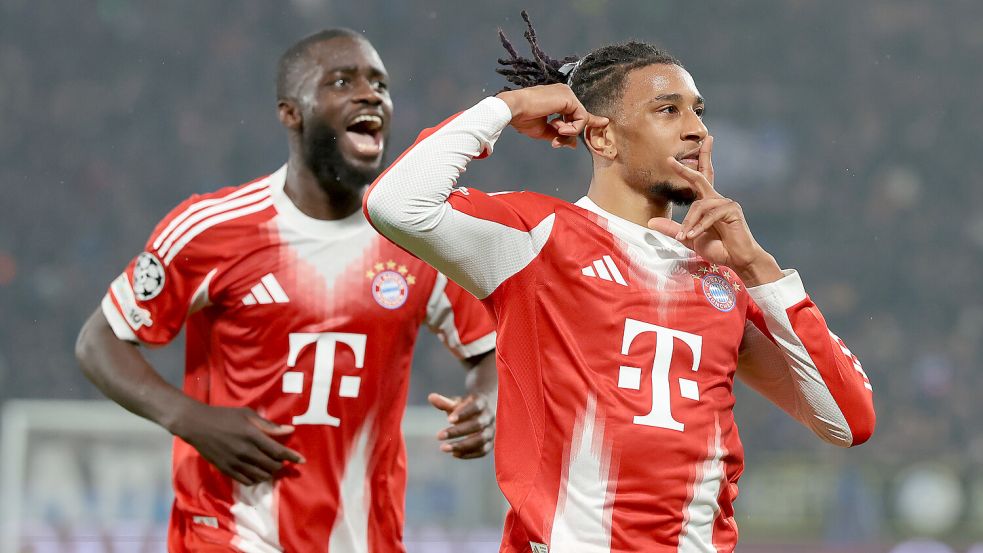 Michael Olise (rechts) von Bayern München feiert mit seinem Teamkollegen Dayot Upamecano nach seinem Treffer zum zwischenzeitlichen 0:2. Foto: dpa/CSM via ZUMA Press Wire/Jonathan Moscrop