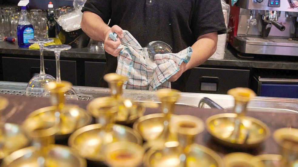 Kleines Geld statt Gold: Im Gastgewerbe arbeiten viele Beschäftigte zu niedrigen Löhnen. (Symbolfoto) Foto: Annette Riedl