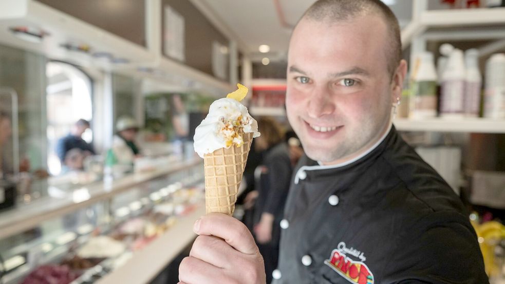 Gelatiere Thomas Micolino mit seinem Kamelmilch-Eis. Foto: Marijan Murat