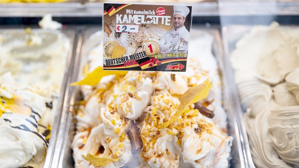 Kamelmilch-Eis liegt im Eiscafe Rino in der Auslage. Foto: Marijan Murat