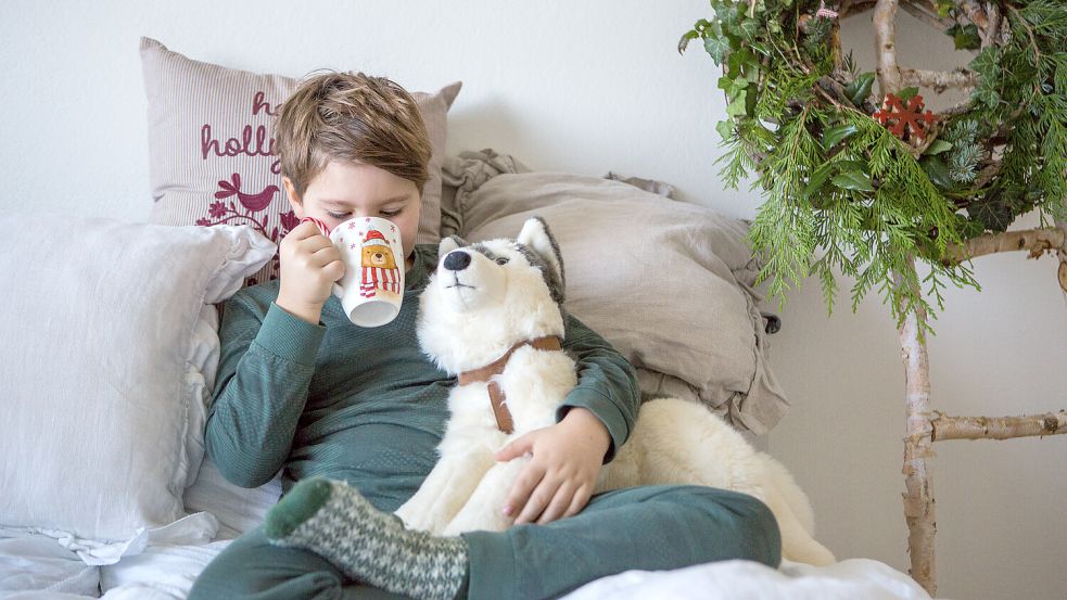 Wie könnten überflüssige Arzttermine vermieden werden, wenn Medikamente oder Bettruhe auch ausreichen? Die Krankenkassen wollen Patienten digital steuern. Foto: IMAGO/Bihlmayerfotografie