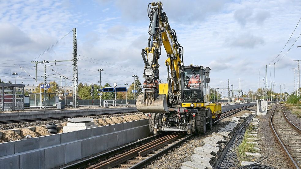 Seit August ist die Fernverkehrsstrecke zwischen Berlin und Hamburg vollständig gesperrt. (Archivbild) Foto: Jens Kalaene