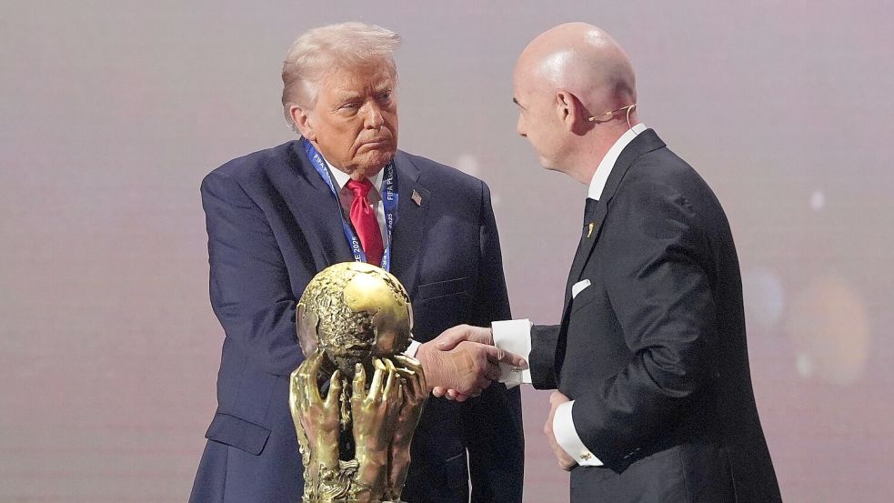 Donald Trump (l) und Gianni Infantino pflegen ein enges Verhältnis. (Archivbild) Foto: Jacquelyn Martin/AP/dpa