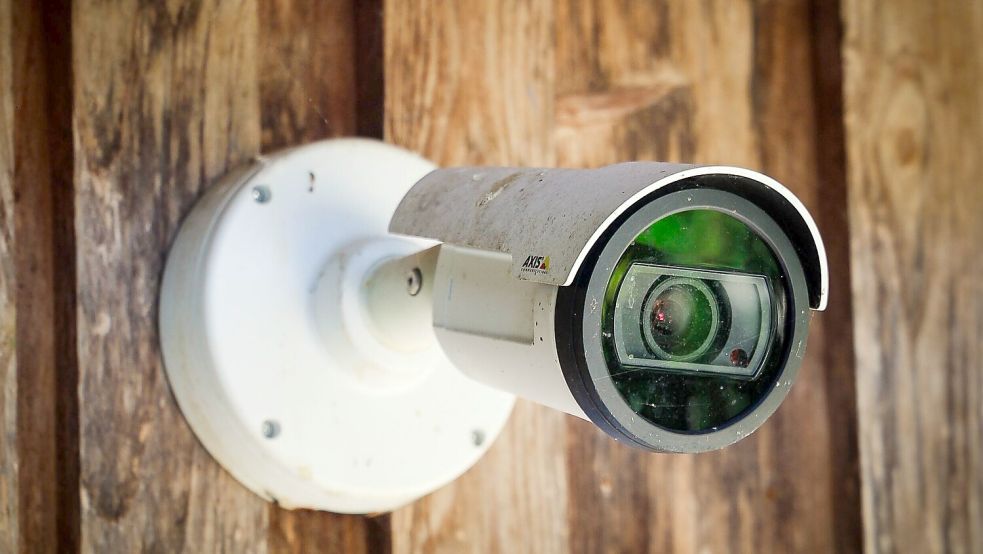 Eine Überwachungskamera nahm die Tat in dem Pferdestall in Lübeck-Kronsforde auf. Foto: IMAGO/Daniel Scharinger