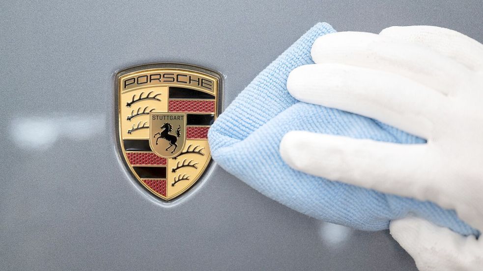 Auf dem Porsche-Wappen prangt das aufsteigende Pferd aus dem Stuttgarter Stadtsiegel. (Archivbild) Foto: Marijan Murat