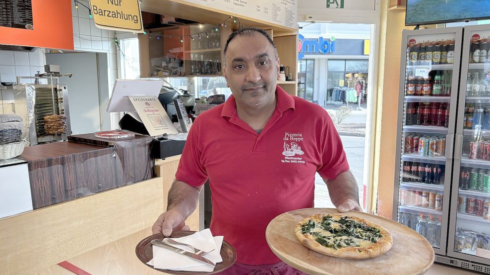 Sahib Singh ist der Betreiber der Pizzeria „Da Beppe“ am Westcenter in Emden. Viele seiner Kunden sind Stammkunden, sagt er. Foto: Hannah Weiden